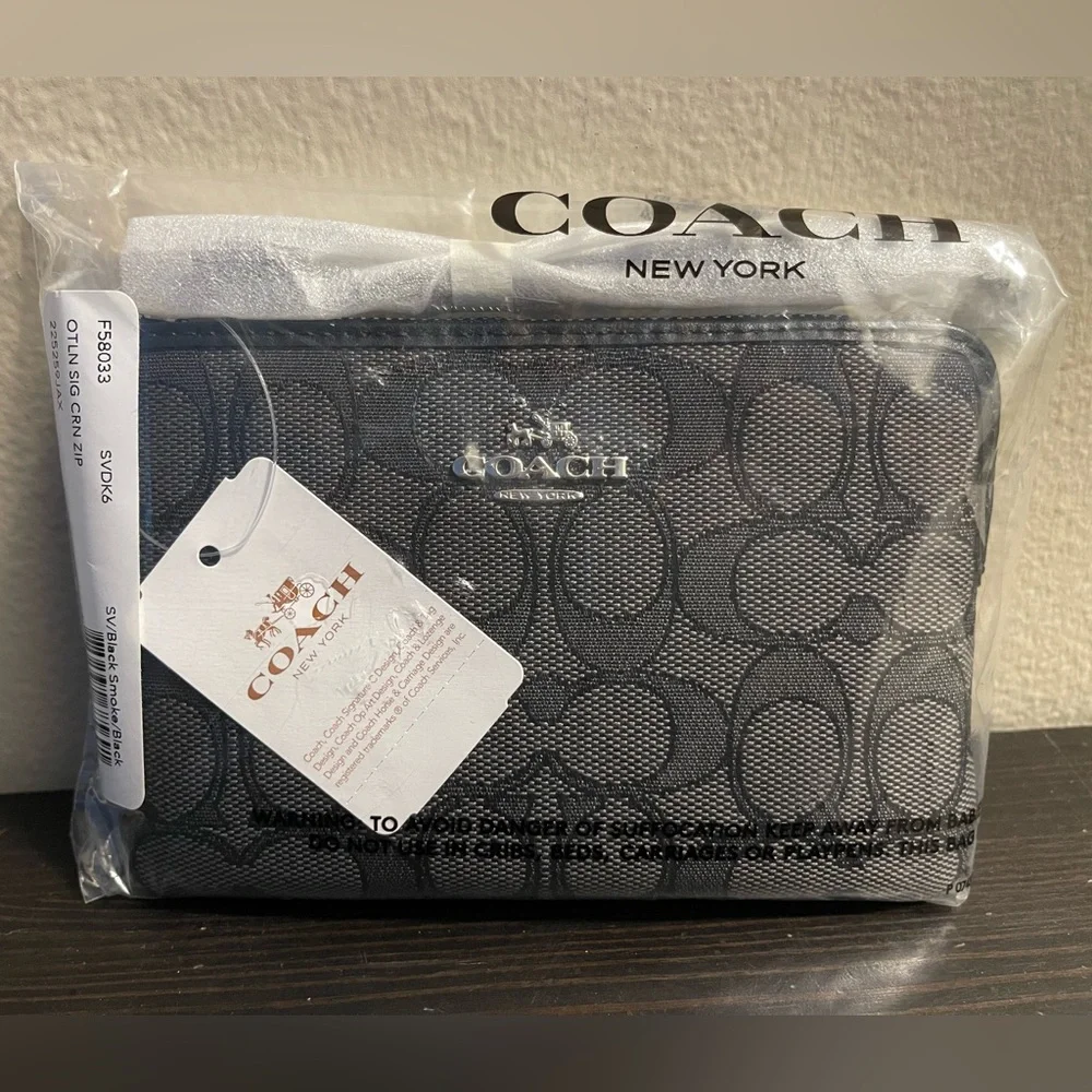 NWT Coach Signature Corner Wristlet in Black Smoke, F58033, Silver Accents - Picture 1 of 4